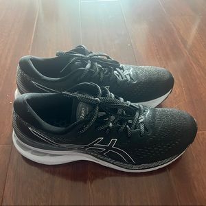 NWOT Asics Gel Kayano 28